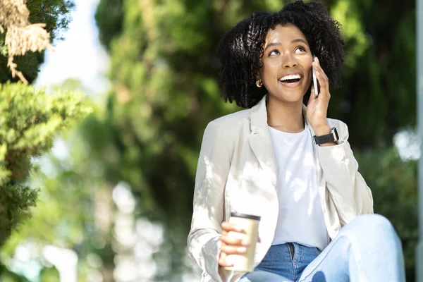 Snygg Ung Svart Kvinna Smart Ledig Anställd Har Telefonsamtal Afrikansk — Stockfoto