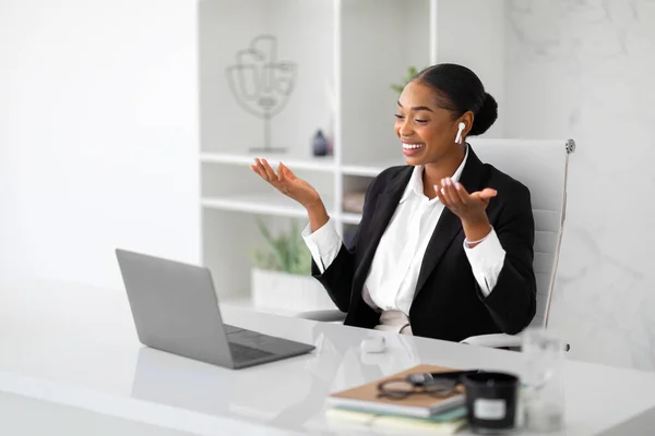 Vidám Afro Amerikai Üzletasszony Formális Viseletben Videóhívással Laptopján Könnyű Irodai — Stock Fotó