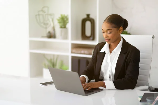 Resmi Olarak Giyinen Güzel Siyahi Kadını Ofis Içi Masasında Dizüstü — Stok fotoğraf