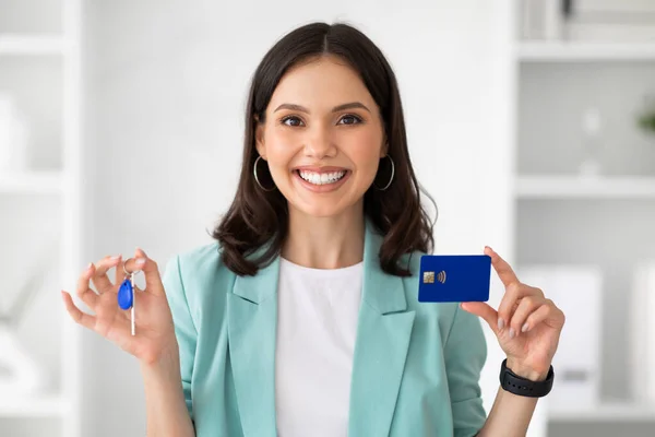 Uśmiechnięta Biała Kobieta Garniturze Trzyma Kartę Kredytową Klucze Domu Biurze — Zdjęcie stockowe