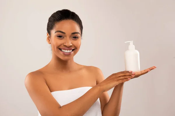 Feliz Sorrindo Bela Jovem Mulher Negra Embrulhado Toalha Branca Segurando — Fotografia de Stock