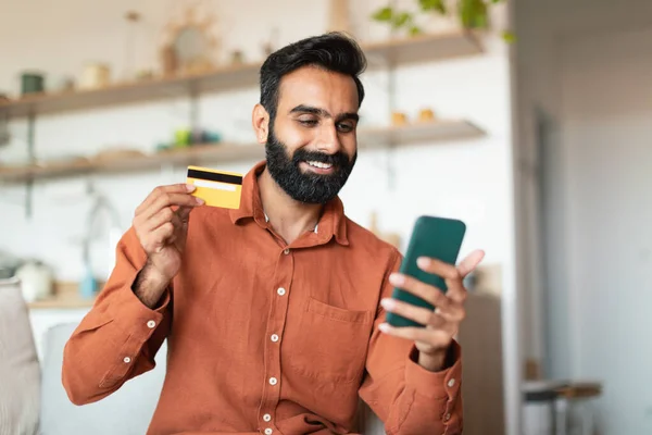 Mobilní Nákupní Aplikace Veselý Indický Mladý Muž Kupující Chytrým Telefonem — Stock fotografie