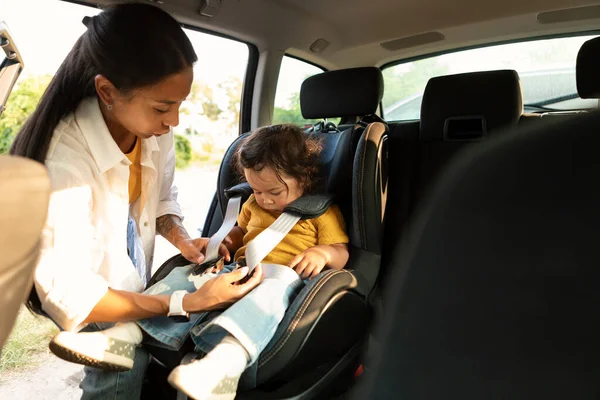 带小孩的自动驾驶 韩国妈妈让孩子们坐在安全的汽车座位上 为孩子们调整有害的压力 为汽车旅行做准备 为幼儿园做准备 — 图库照片