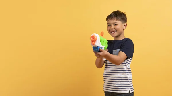 Glücklicher Kleiner Frühchen Junge Sommerkleidung Hält Spielzeug Wasserpistole Isoliert Auf — Stockfoto