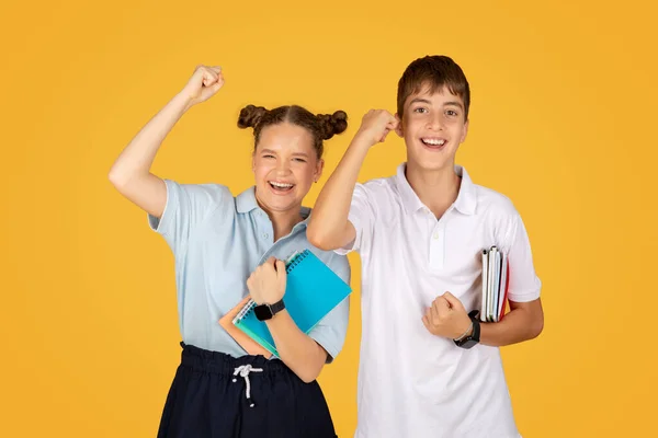 Glimlachend Kaukasisch Tienermeisje Jongensschoolkinderen Die Handen Opsteken Winnen Succes Vieren — Stockfoto