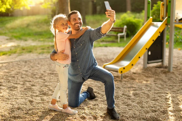 Memori Taman Bermain Ayah Dan Putrinya Yang Cantik Mengambil Selfie — Stok Foto