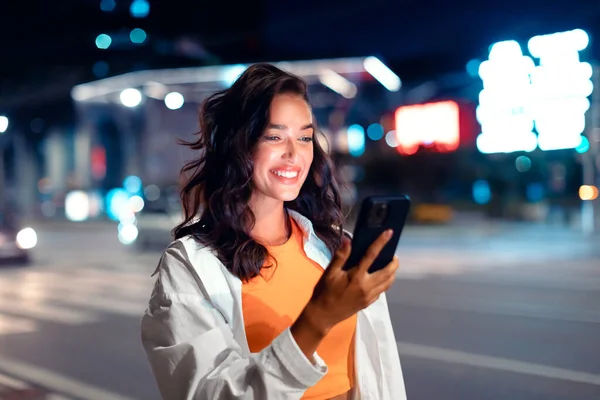 City Lights Solo Nights Happy Lady Reading Sms Spending Time — Stock Photo, Image