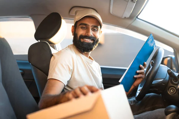 Szczęśliwy Arab Delivery Man Patrząc Skrzynkę Paczek Gospodarstwa Clipboard Papers — Zdjęcie stockowe
