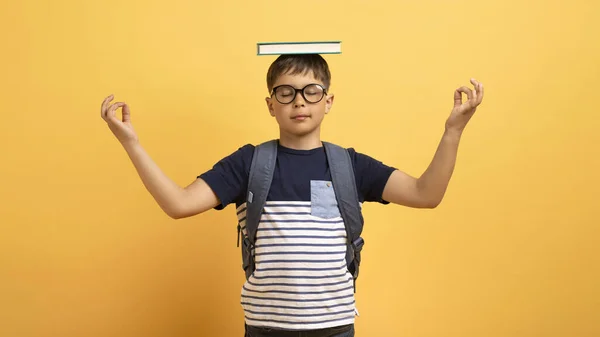 Huzurlu Çocuk Gözlüklü Gözlüklü Zen Jestinde Ele Tutuşan Sarı Arka — Stok fotoğraf