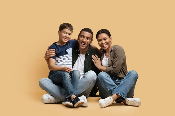 Gelukkige Schattige Liefdevolle Familie Ouders Kind Zitten Vloer Kleurrijke Achtergrond — Stockfoto
