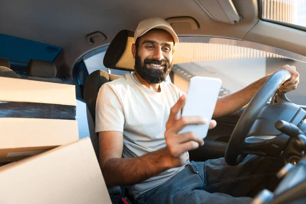 Serviço Transporte Mensagem Índio Feliz Homem Entrega Através Telefone Carro — Fotografia de Stock