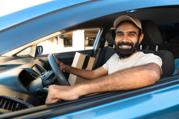Autotransport Und Schifffahrt Arabischer Kurierfahrer Posiert Auf Fahrersitz Mit Kartons — Stockfoto