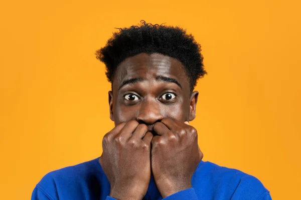 Verängstigte Emotionale Junge Schwarze Mann Blauem Pullover Beißt Die Fäuste — Stockfoto
