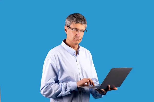 Professionele Specialist Volwassen Zakenman Met Laptop Computer Typen Online Werken — Stockfoto