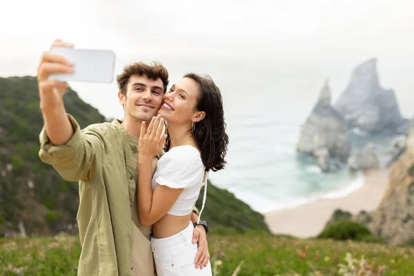 Šťastný Milující Pár Objímající Užívající Selfie Zasnoubení Oslavující Nezapomenutelný Návrh — Stock fotografie