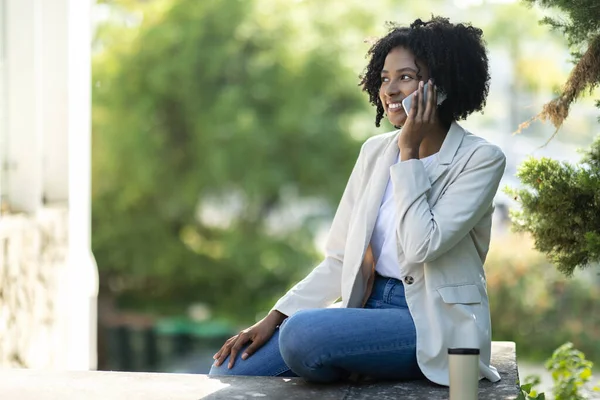 Attraktivt Leende Ung Afrikansk Amerikansk Företag Affärskvinna Bär Smart Casual — Stockfoto