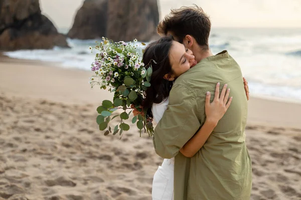 Amare Coniugi Abbracciare Avendo Appuntamento Romantico Sulla Spiaggia Vicino All — Foto Stock