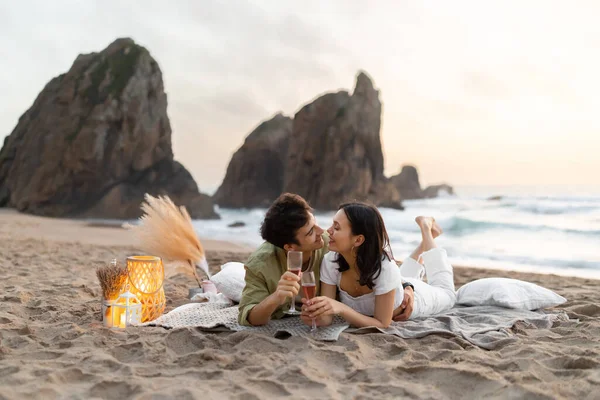 Šťastný Pár Romantickým Piknikem Pláži Oceánu Ležící Přikrývce Popíjející Víno — Stock fotografie