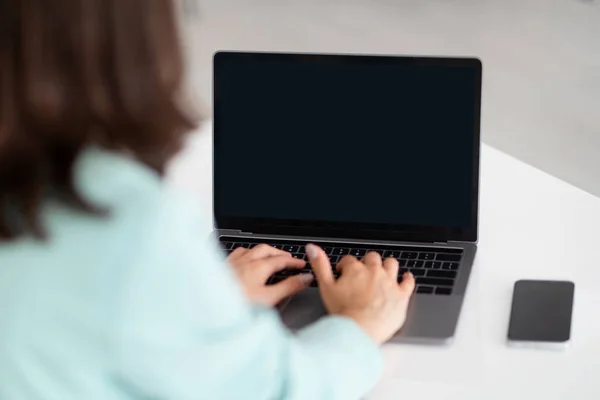 Millennial Kaukasische Dame Typen Computer Met Blanco Scherm Werkplek Met — Stockfoto