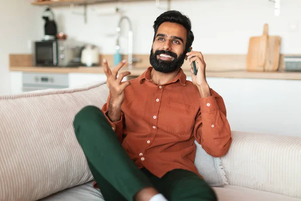 Mobil Iletişimin Neşesi Sakallı Hintli Adam Telefonda Mutlu Bir Gülümsemeyle — Stok fotoğraf