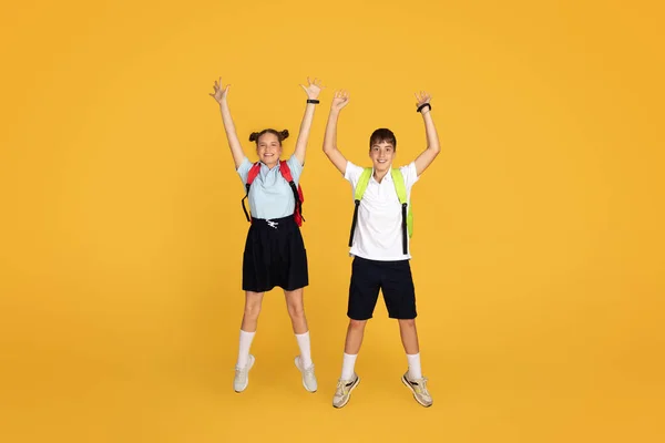 Χαρούμενος Καυκάσιος Έφηβος Κορίτσι Και Αγόρι Μαθητές Σακίδια Άλμα Παγώσει — Φωτογραφία Αρχείου