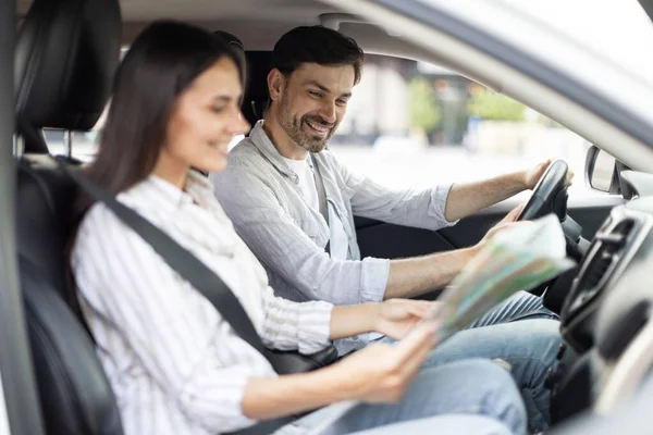 Happy Millennial Man Woman Having Car Trip Together Reading Map — Stock Photo, Image