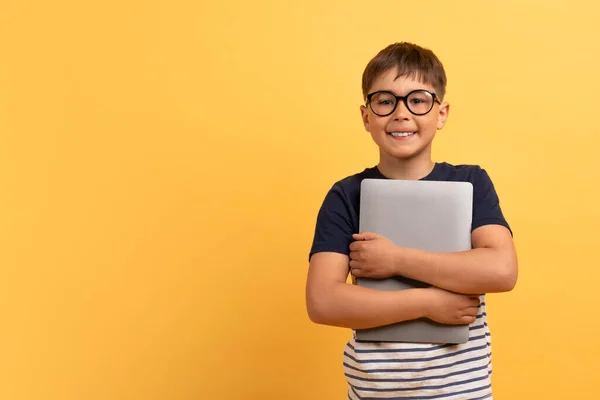 Neşeli Yakışıklı Okul Çağındaki Sıradan Tişörtlü Gözlüklü Bilgisayar Bilgisayarı Kucaklayan — Stok fotoğraf