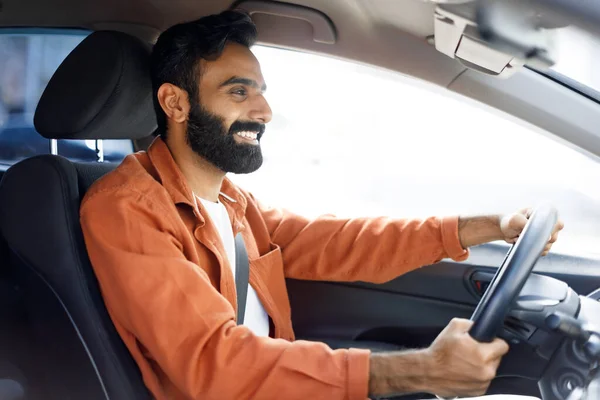 Novo Auto Sorrindo Indiano Homem Condução Gozando Conforto Novo Veículo — Fotografia de Stock