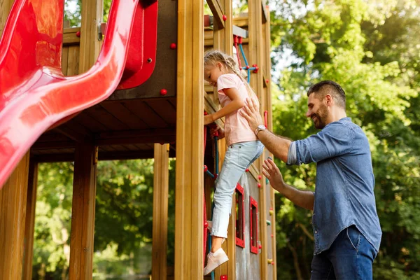 Baba Çocuk Parkında Kızını Destekliyor Onu Merdivenlerde Tutuyor Baba Kızı — Stok fotoğraf