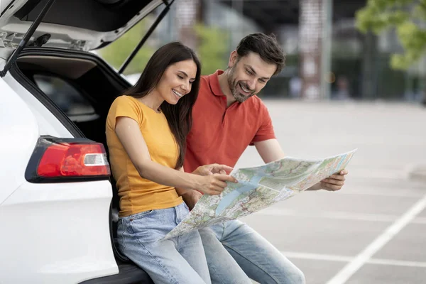 Vrolijke Millennial Paar Vrienden Samen Reizen Met Auto Opgewonden Jonge — Stockfoto
