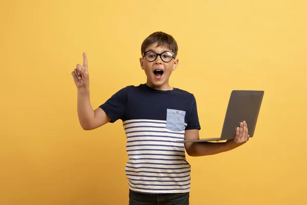 Podekscytowany Inteligentny Szczęśliwy Chłopiec Nastolatek Luźnym Stroju Okulary Trzymając Laptopa — Zdjęcie stockowe