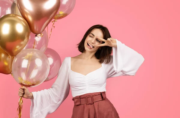 Blij Millennial Kaukasische Brunette Vrouw Met Veel Opblaasbare Ballonnen Het — Stockfoto