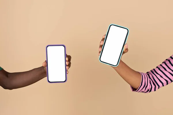 Руки Молодого Черного Мужчины Женщины Показывают Смартфоны Чистым Экраном Изолированные — стоковое фото
