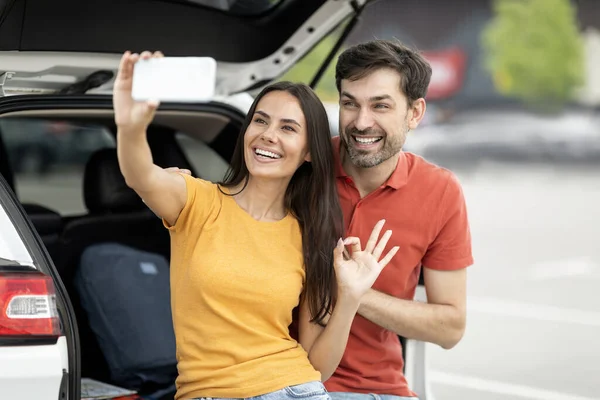 Fröhliches Attraktives Millennial Paar Das Neben Geöffnetem Kofferraum Ein Selfie — Stockfoto