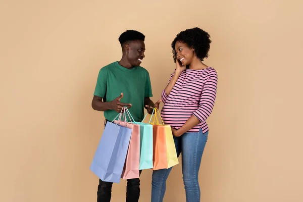 Gülümseyen Genç Siyah Adam Büyük Göbekli Bayana Paketler Halinde Alışverişler — Stok fotoğraf