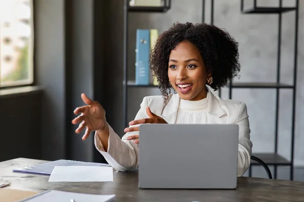 Portrait Beautiful Young African American Woman Professional Manager Sitting Workplace — Stock Photo, Image