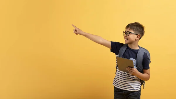 Sırt Çantalı Dijital Tabletli Gözlüklü Neşeli Okul Çocuğu Sarı Arka — Stok fotoğraf
