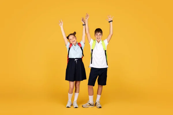 Щаслива Біла Дівчинка Підліток Хлопчик Яка Піднімає Руки Вгору Святкуючи — стокове фото