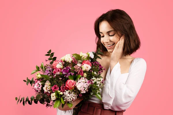 Šťastné Tisícileté Kavkazské Brunetky Žena Vychutnat Kytice Květin Izolované Růžovém — Stock fotografie