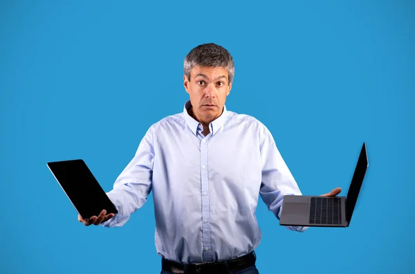 Verbaasde Volwassen Man Met Tablet Laptop Computer Kiezen Tussen Moderne — Stockfoto
