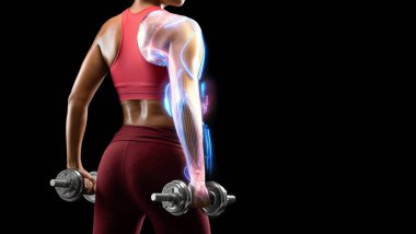 Spor teknolojileri. Kolunda fütüristik hologramı olan seksi Afro-Amerikan kadın vücudu halterlerle, siyah arka planla, kırpılmış çekimle, fotokopi alanı olan panorama ile sevişiyor.