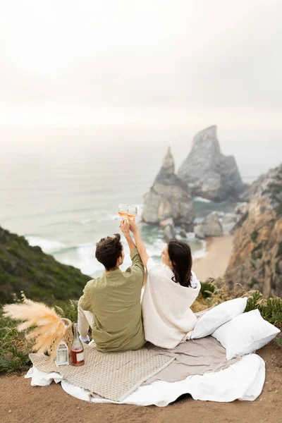 回顾浪漫夫妻在海滨庆祝订婚或度蜜月 喝香槟 享受海滨 复制空间 垂直拍的情景 — 图库照片