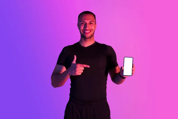 Toepassing Voor Sport Gewichtsverlies Fit Zwarte Jongeman Met Zijn Smartphone — Stockfoto