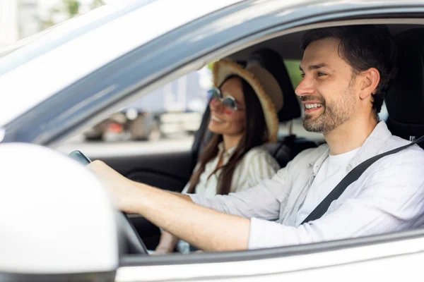 긍정적인 남편과 아내가 자동차 흰색으로 휴가를가는 자동차에 여행을 즐기는 모자와 — 스톡 사진