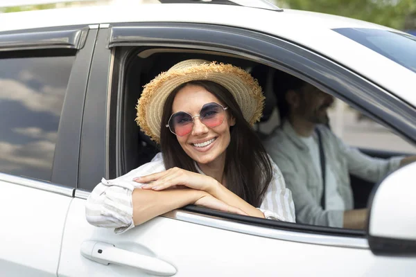 매력적인 선글라스 자동차 창에서 여행을가는 즐거운 배우자 자동차로 — 스톡 사진