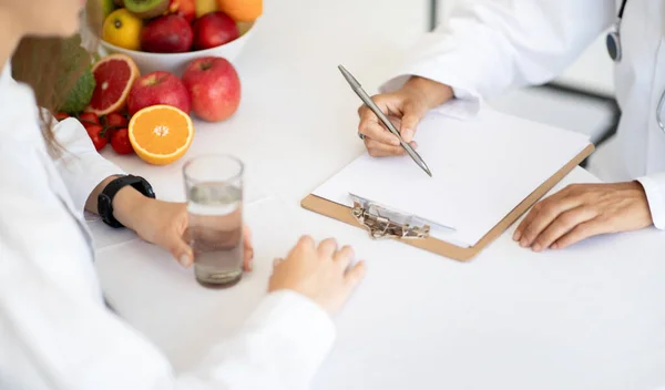 Európai Érett Hölgy Orvos Táplálkozási Orvos Fehér Kabátban Írni Diéta — Stock Fotó