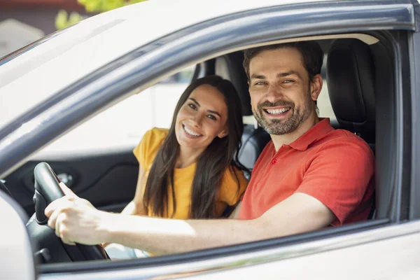Fröhlich Schöne Liebende Millennial Paar Reisende Lächeln Aus Dem Autofenster — Stockfoto