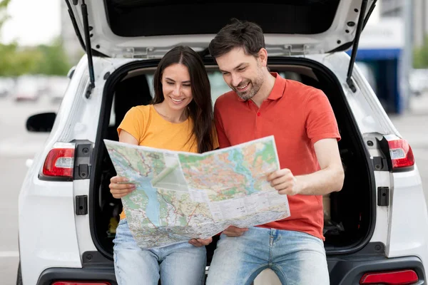 Glückliche Millennials Die Gemeinsam Auto Fahren Offenen Kofferraum Sitzen Landkarte — Stockfoto