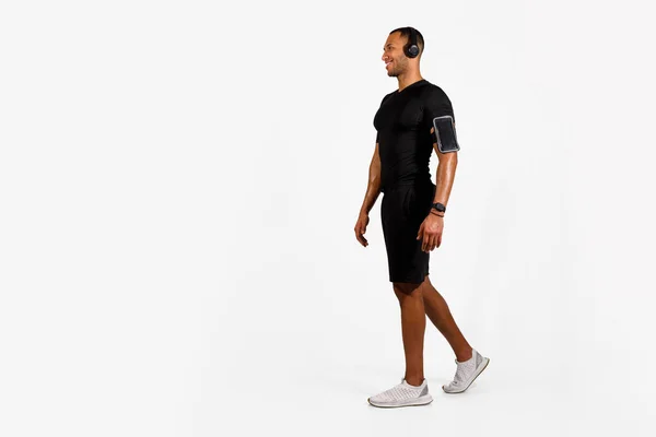 Sport Training Mode Gadgets Afro Amerikaanse Fitnessman Met Koptelefoon Smartwatch — Stockfoto