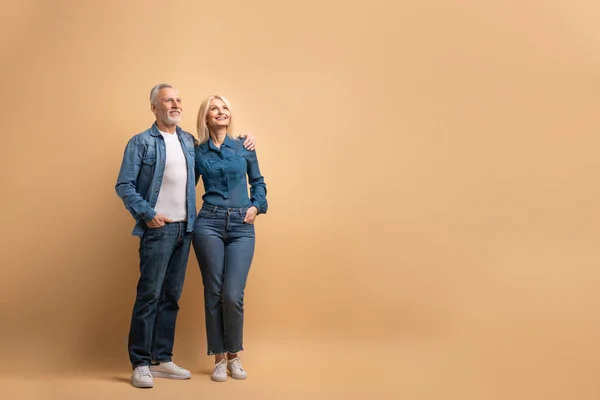 Liebevoll Fröhlich Schönes Älteres Paar Lässigem Jeans Outfit Das Sich — Stockfoto